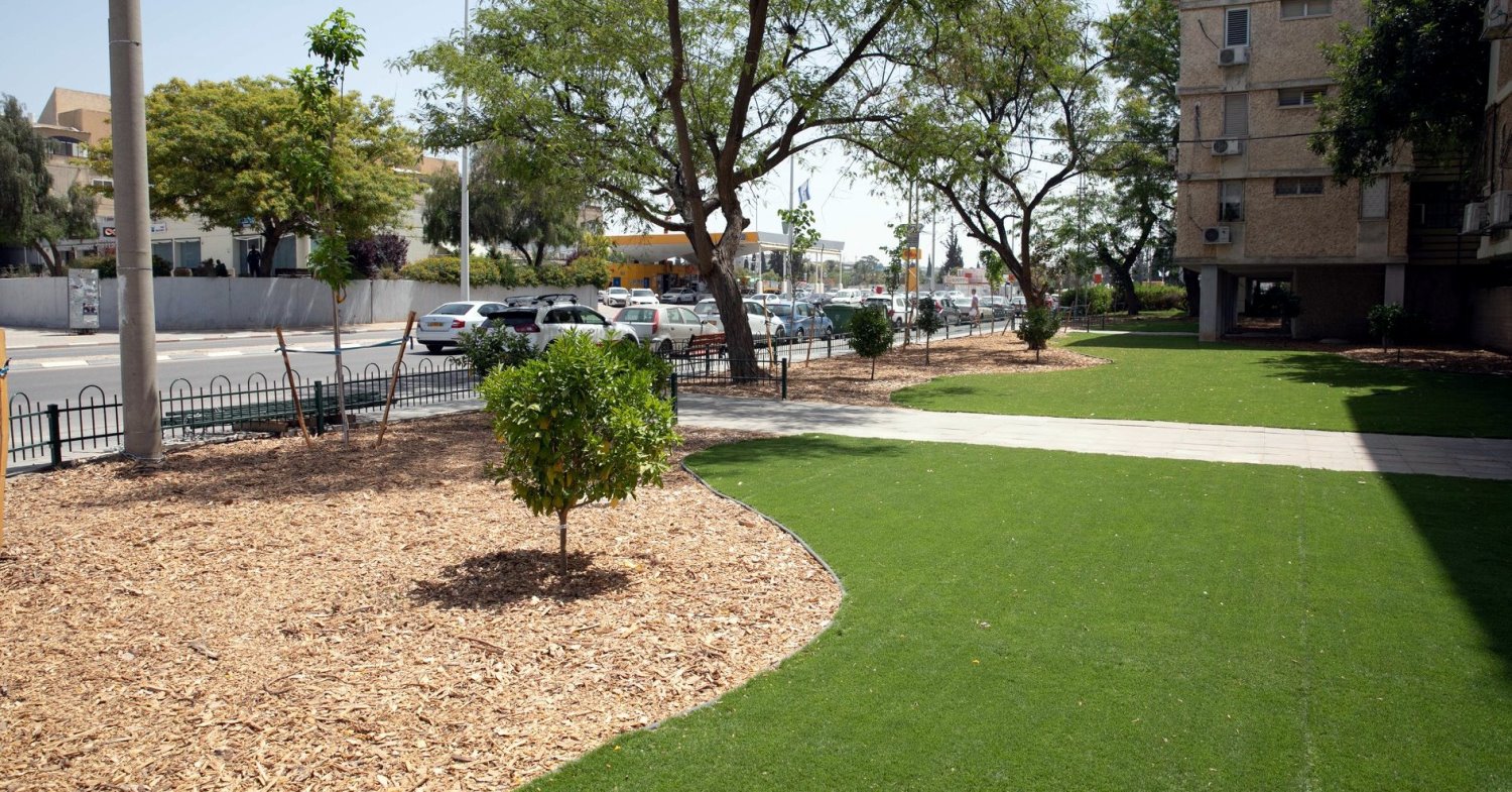משדרגים את גינות המבנים. צילום באדיבות עיריית באר שבע