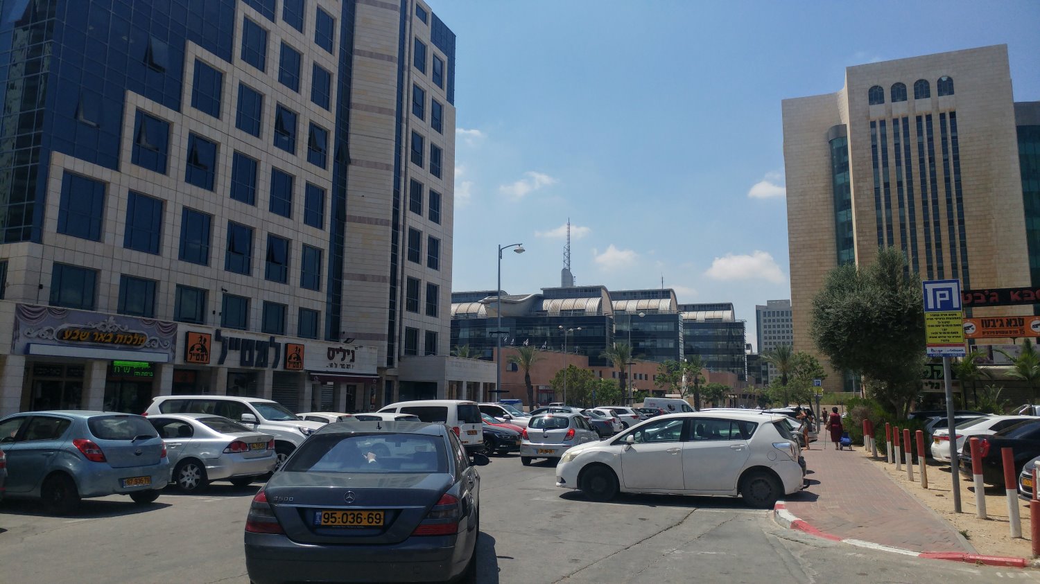 מספר הרכבים גובר, והחניה באזורי ביקוש הופכת קשה להשגה.  צילום: שרון טל