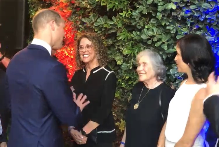 פרופ&#39; כרמי בשיחה ערה עם הנסיך ויליאם. צילום: יחסי ציבור