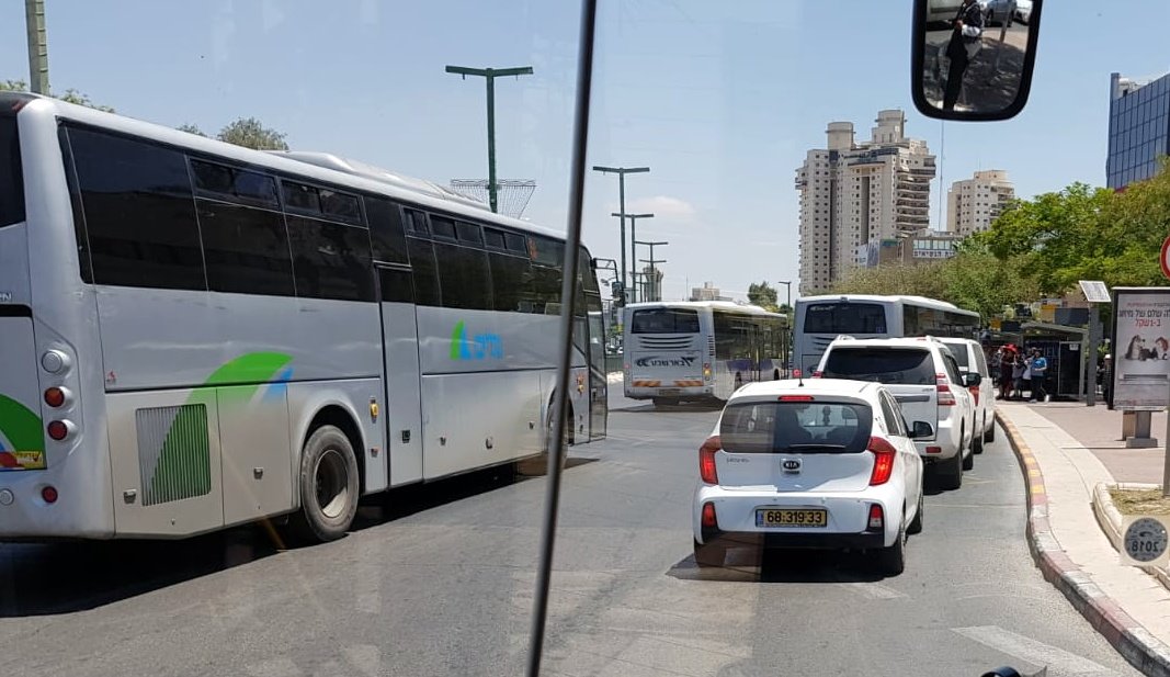 רכבים עוצרים במפרץ אוטובוסים. צילום: פרטי