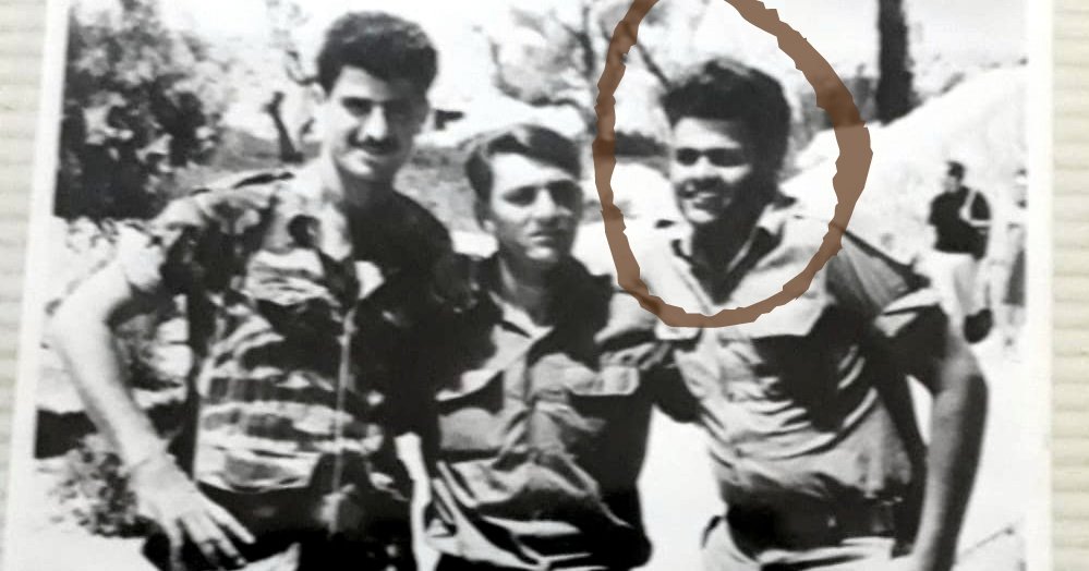 יוסף ברוך (מימין) עם חבריו בגולני