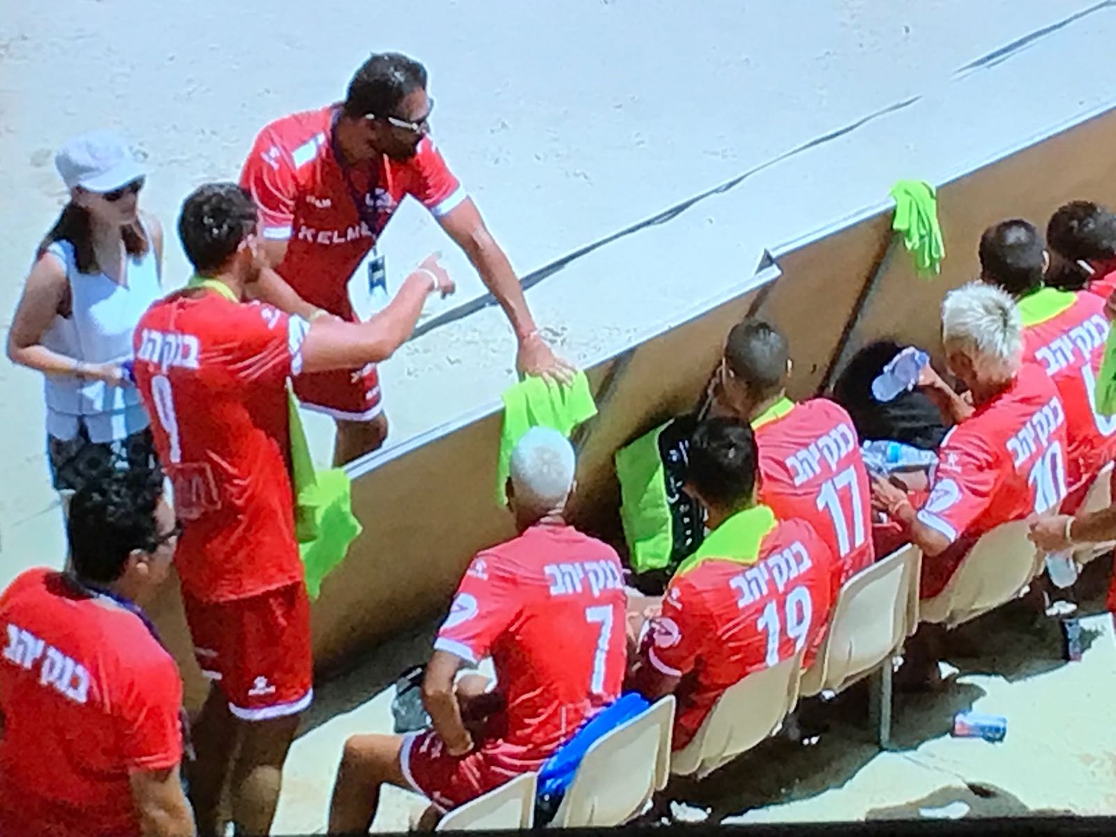 המאמן, אייל קארו, מתדרך את השחקנים (צילום מסך)