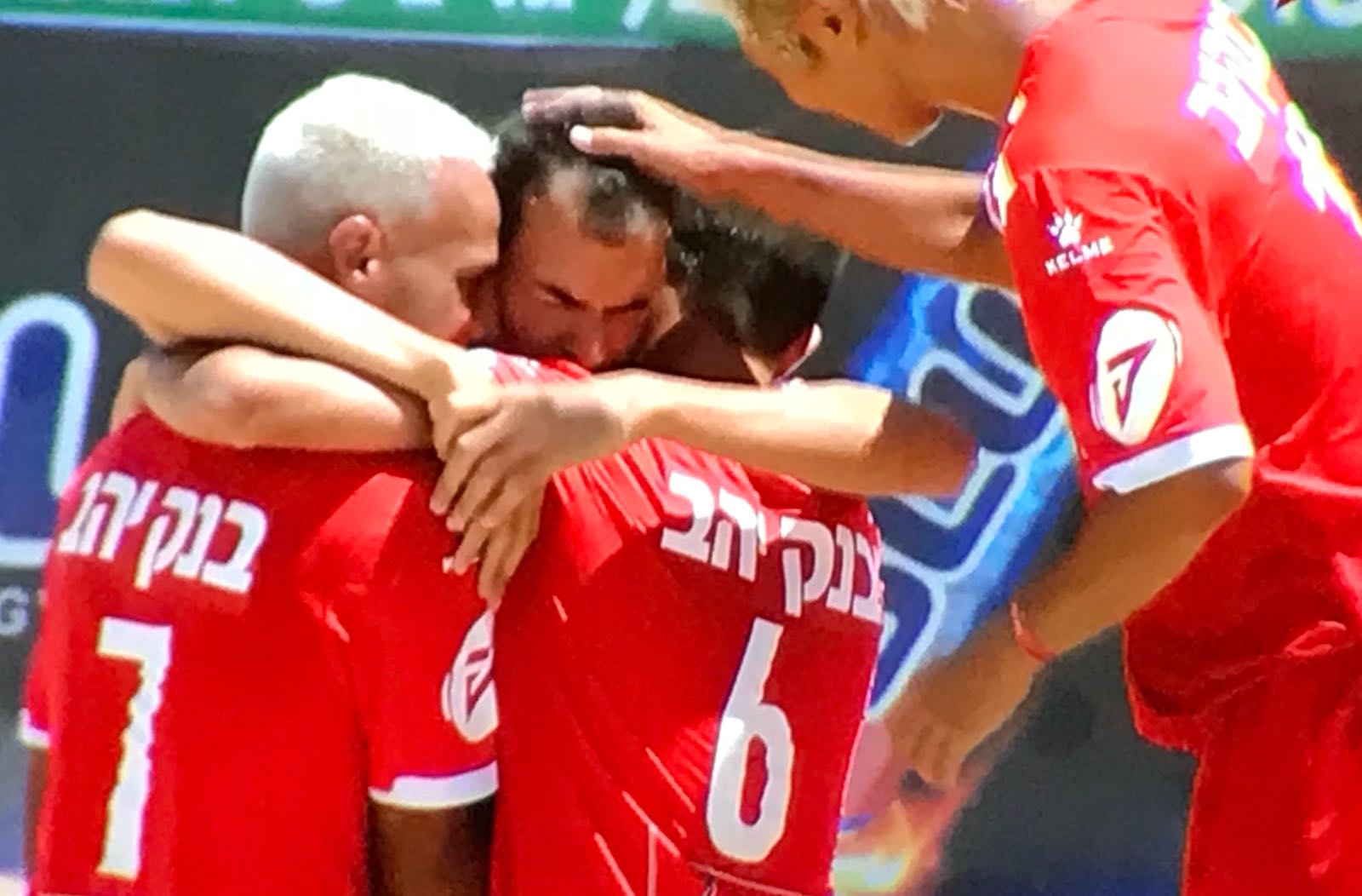 השחקנים הספיקו לחגוג לפני ההפסד (צילום מסך)