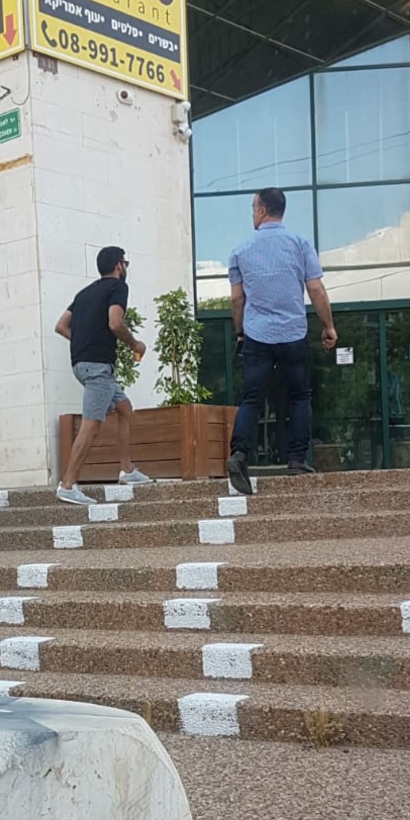 אסי רחמים וחן עזרא בבאר שבע (רץ בוואטסאפ)