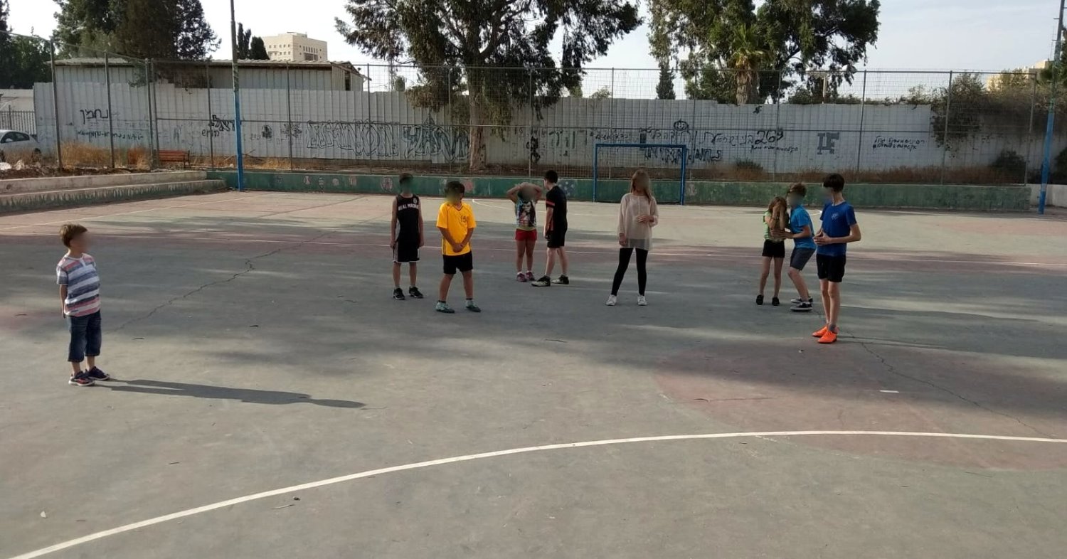 איפה אתם משחקים? על דשא או על האספלט? צילום פרטי