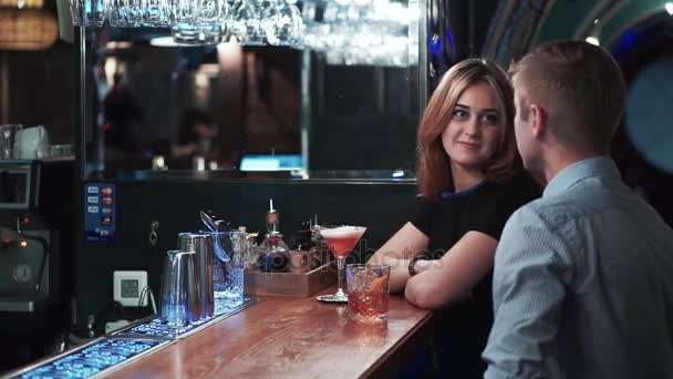 הכיר בחורה בבר ואנס אותה. צילום: depositphotos 