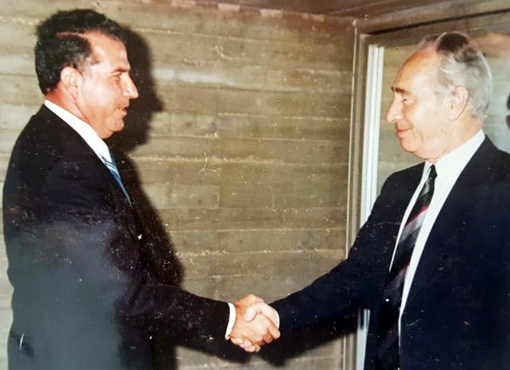 "אבי לימד אותי מהו יושר ומנהיגות". משמאל: אריק ניסן ז"ל עם שמעון פרס ז"ל. צילום: פרטי
