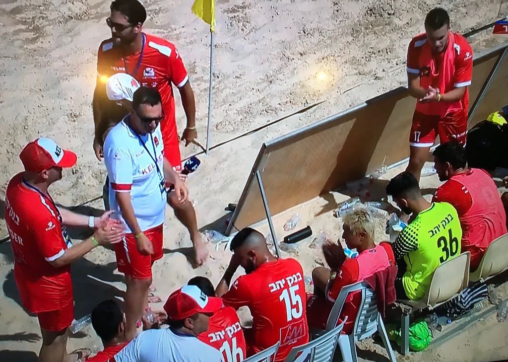 השחקנים במהלך ההפסקה