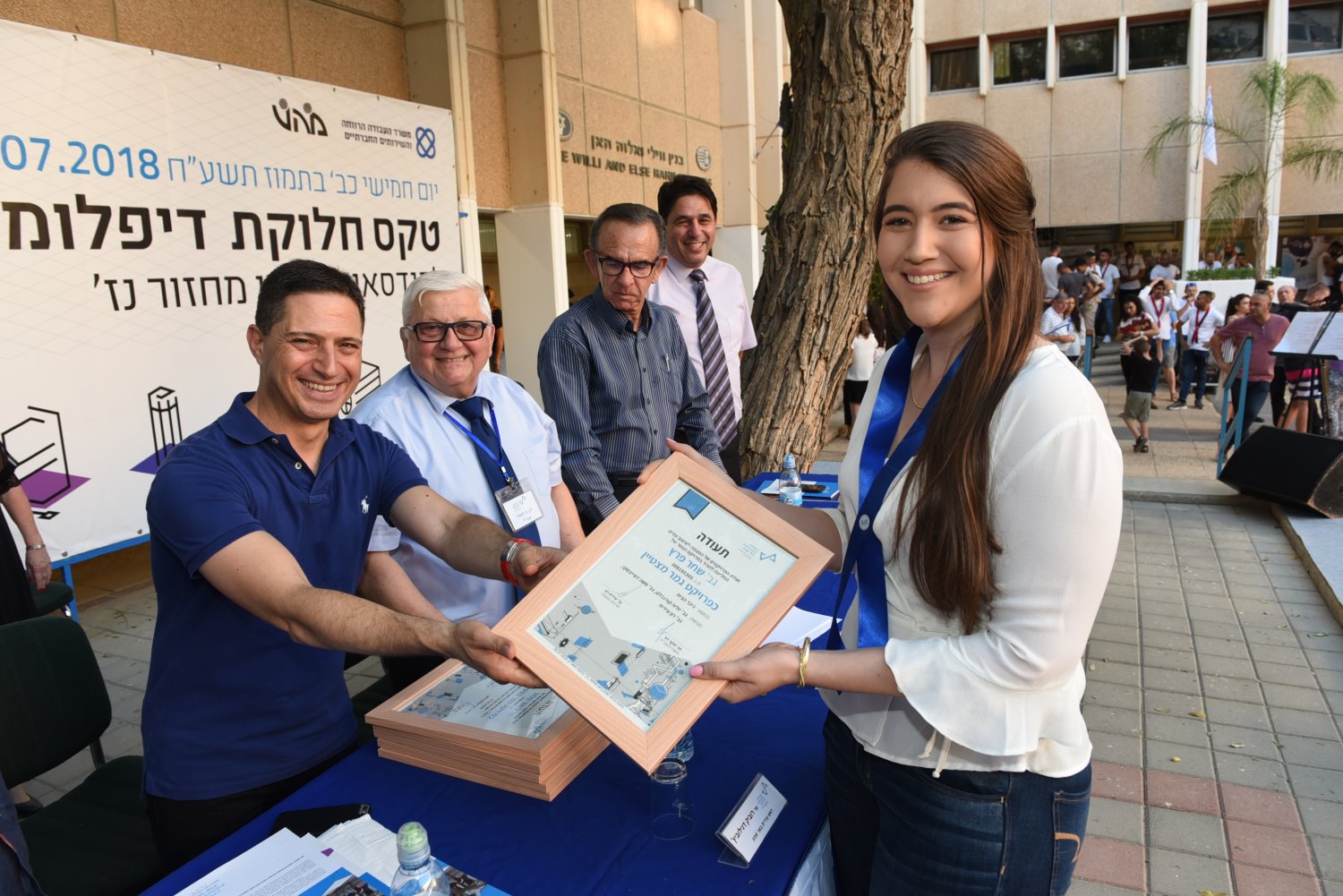    צילום יח"צ מכללה – הענקת דיפלומה לאחת הבוגרות