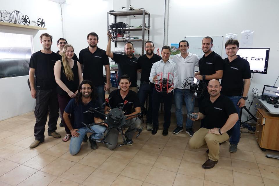 הצוות, הרחפן וראש העיר. צילום: robot_can