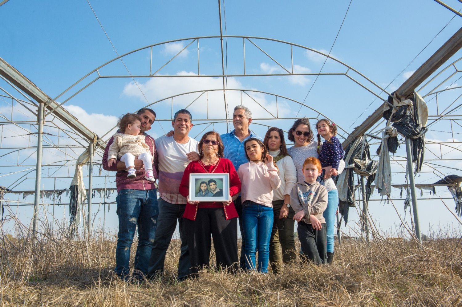 כלמנטין פרץ, ילידת 1938 ומשפחתה. צילום: ניר שמול