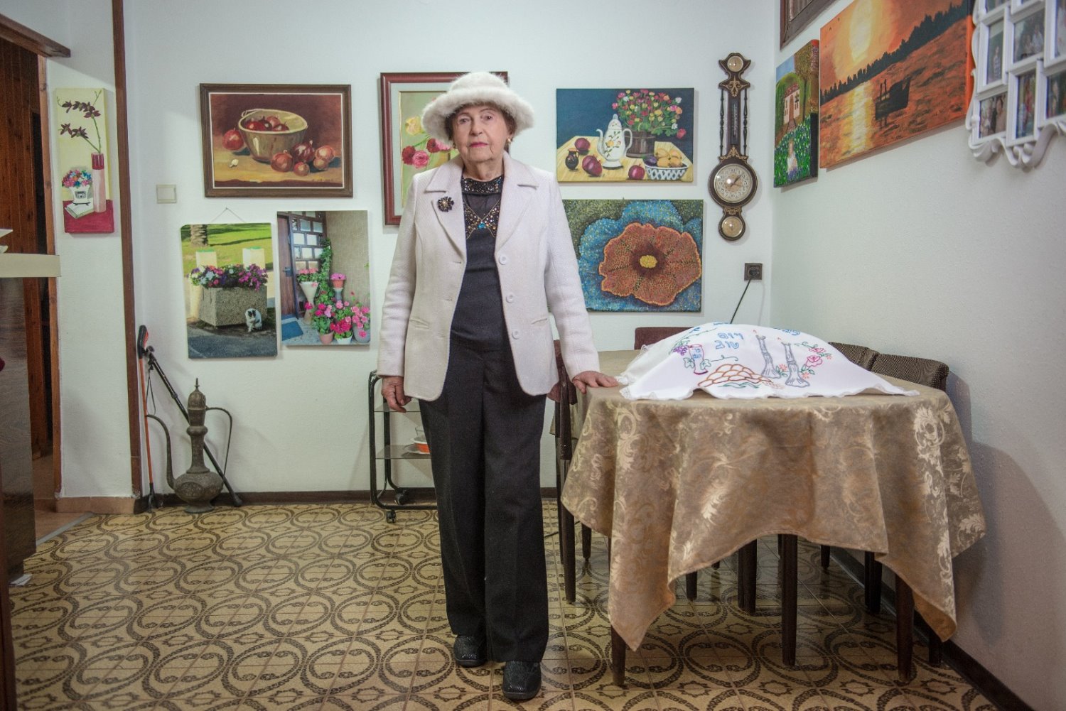 מלכה ליברמן, ילידת 1926 ומשפחתה. צילום: ניר שמול