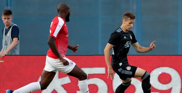 ז'וליין סטו מנסה לקחת את הכדור (טוויטר)