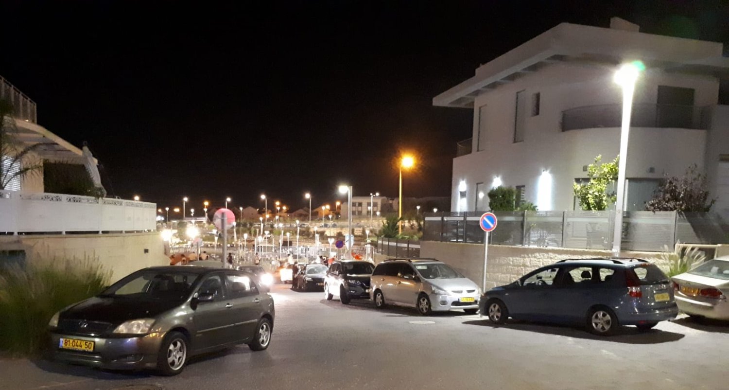 אסור לחנות אז חונים. צילום: פרטי