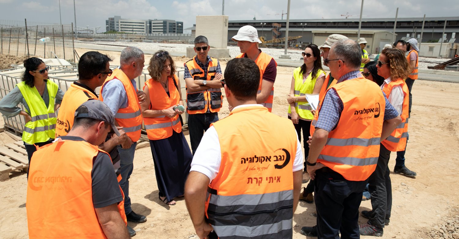 עובדי הרכבת ונגב אקולוגיה בשטח הקרקע - קרדיט דיאגו מיטלברג