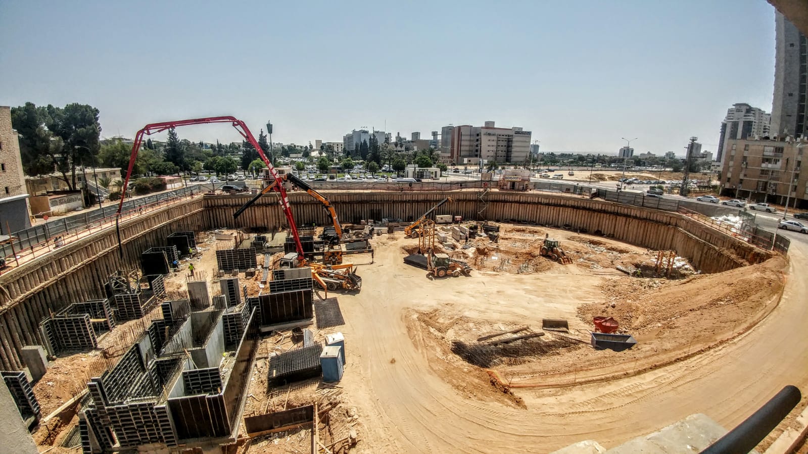"חניה זמנית" הופכת למבני מגורים. צילום: שרון טל