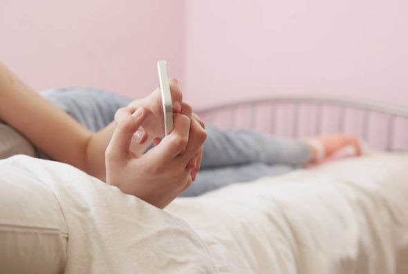 בעידן הווטסאפ והאינסטגרם, חשוב לנקוט משנה זהירות. צילום: shutterstock