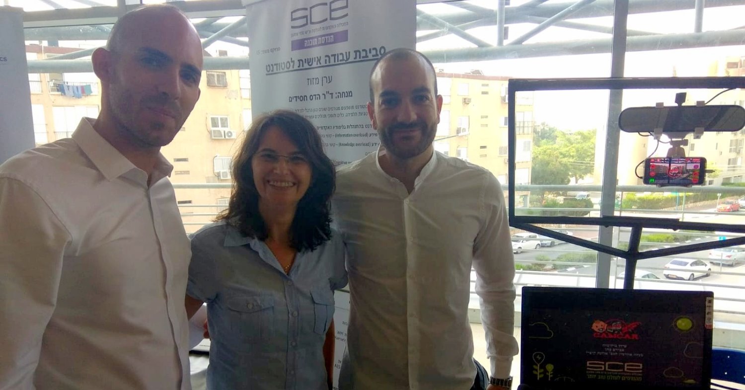 עידן ואבירם עם אלונה קוצי המנחה. צילום: יחצ