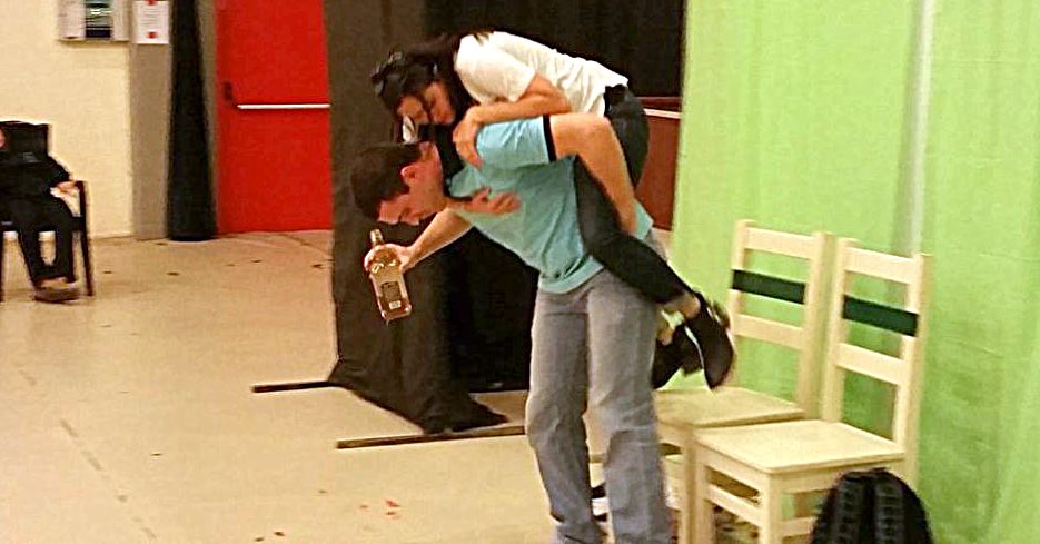 הצגה ייחודית של שחקני "תיאטרון הפרינג'"