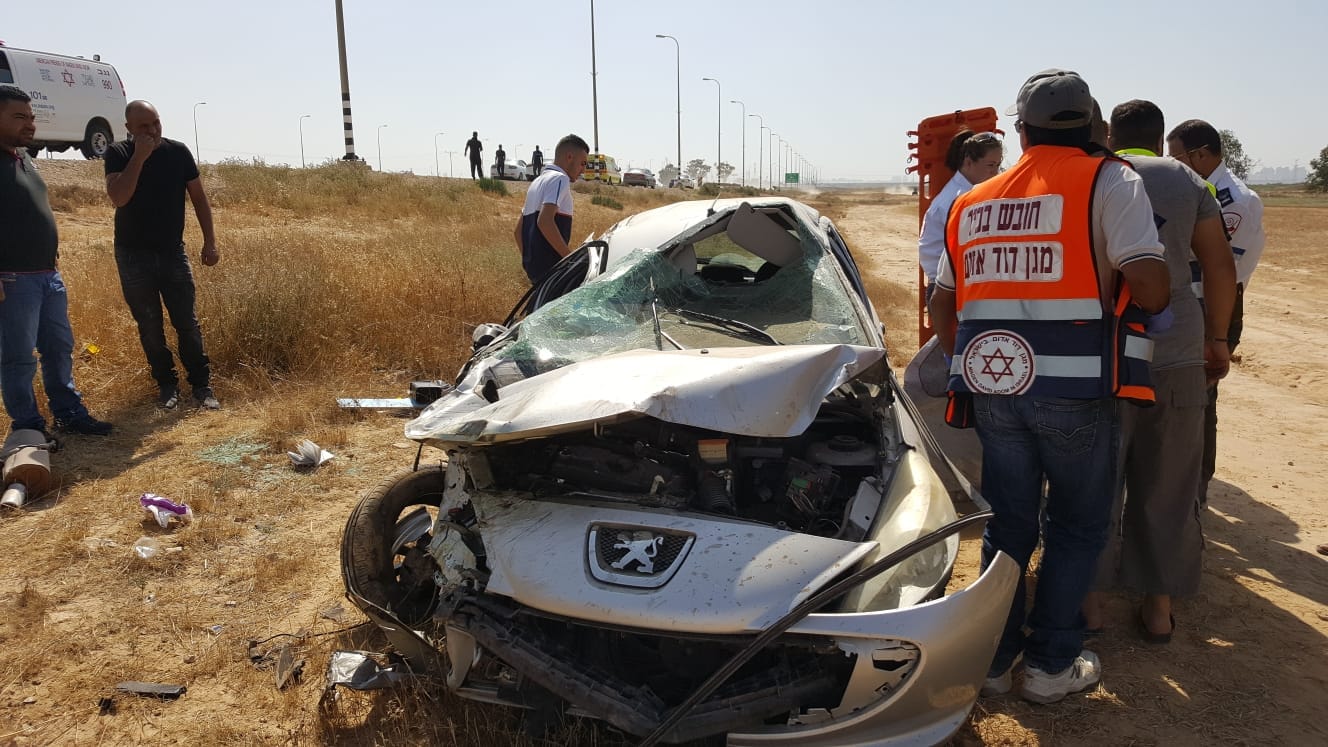 רכב התהפך סמוך לבאר שבע. צילום: דוברות מד&quot;א