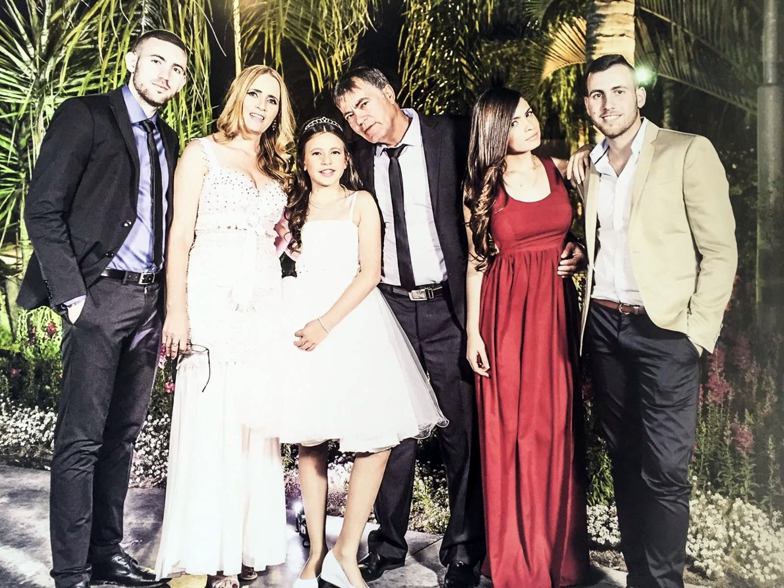 שורשיה של לוגסי בלהבים מזה כ-30 שנה. צילום משפחתי