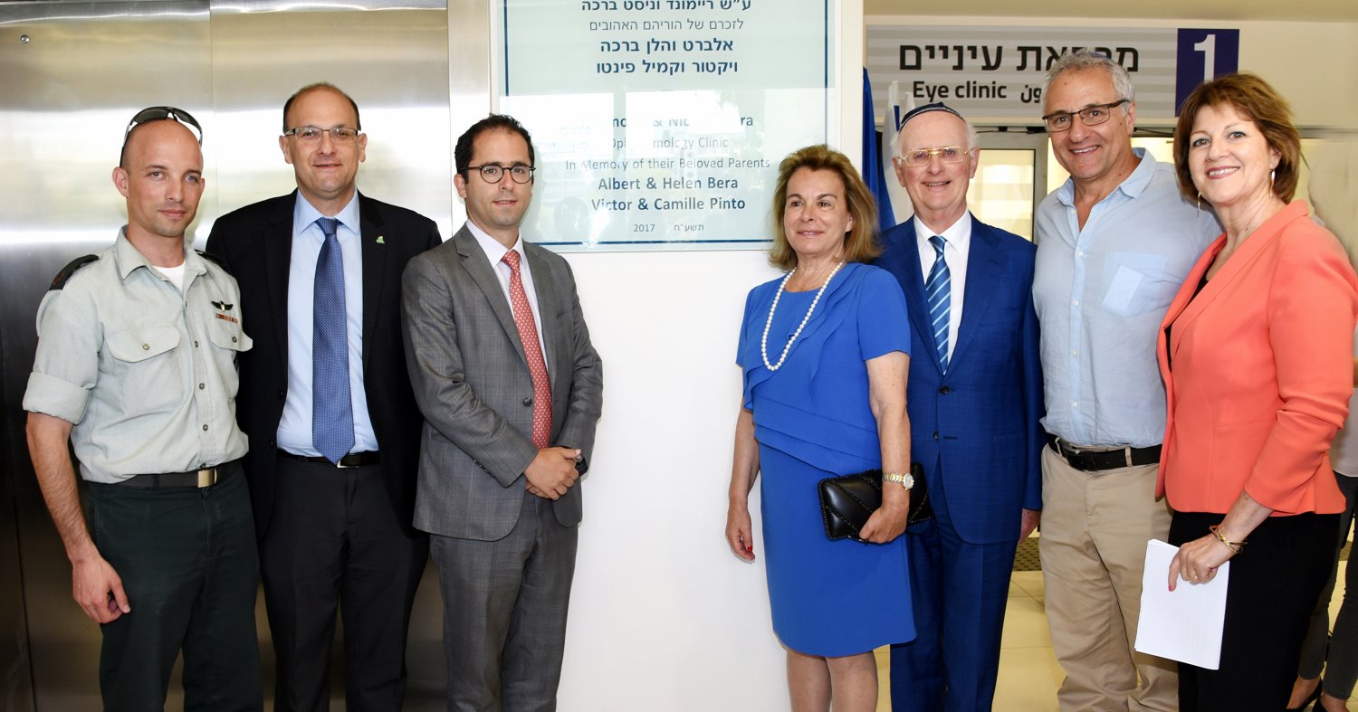 בתמונה: אירית ברש,מנהלת בקרן יסוד, גרג מייזל, מנכ"ל קרו היסוד, משפחת ברכה התורמים, ד"ר שלומי קודש, מנהל המרכז הרפואי סורוקה ורס"ן ישי וייסברג, שטופל                          בסורוקה במהלך מבצע "צוק איתן"