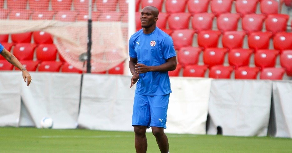 טוני וואקמה מחכה. צילום: זאב דיקמן