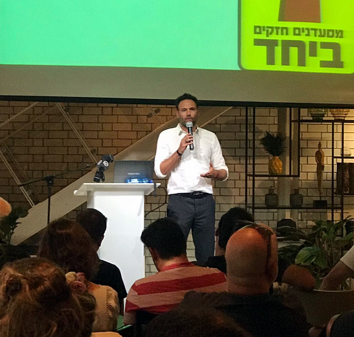 עו"ד גרוס נואם בפני מסעדנים במרכז הארץ. צילום באדיבות מטה המאבק