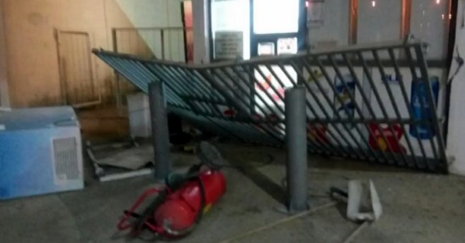 עקרו את שער הכניסה, אך לא הספיקו להשלים את המלאכה. צילום: באדיבות מוקד ארזי 