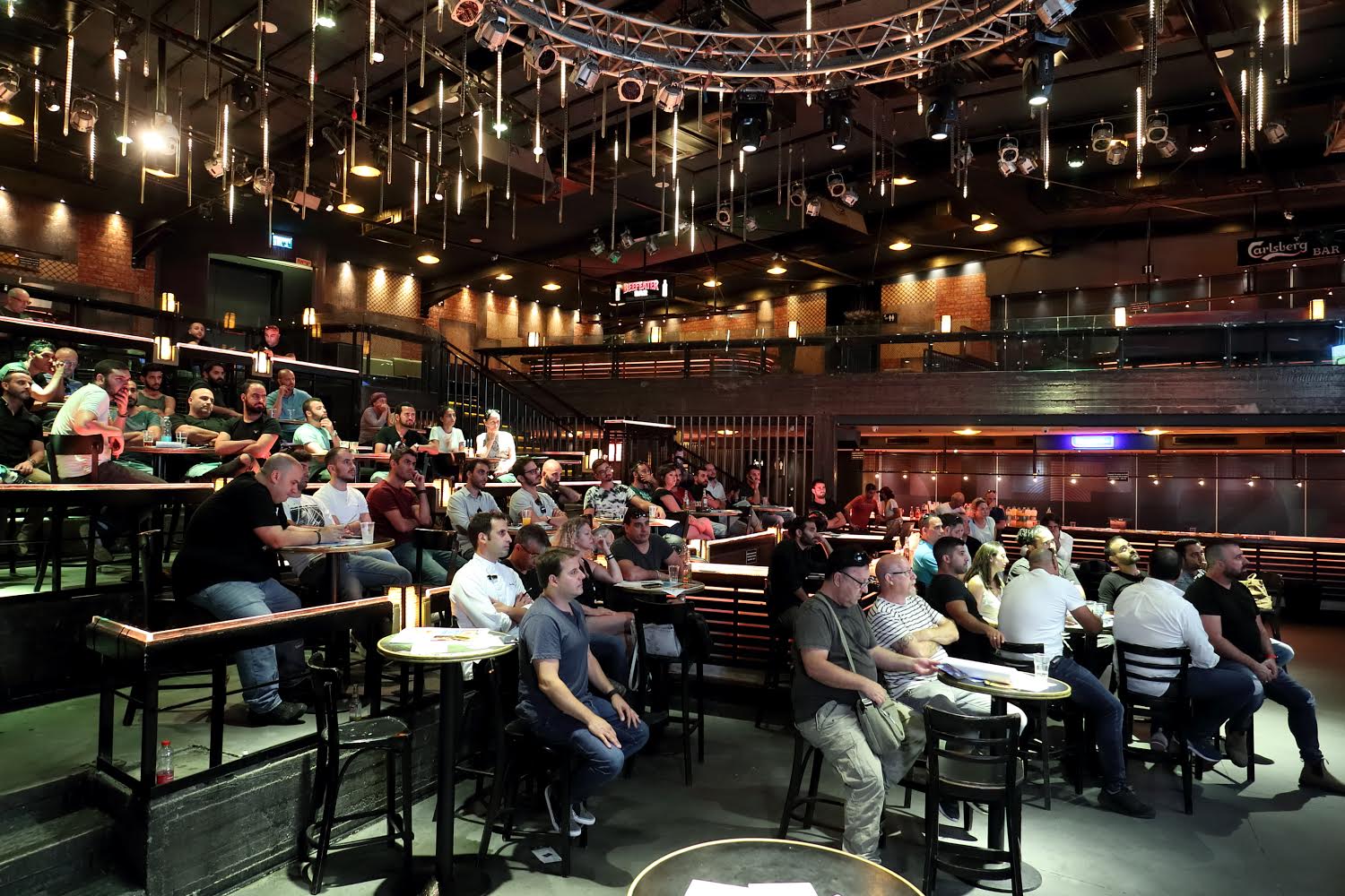 קהל רב בא להקשיב ולהצטרף למחאה. צילום: מישל אמזלג