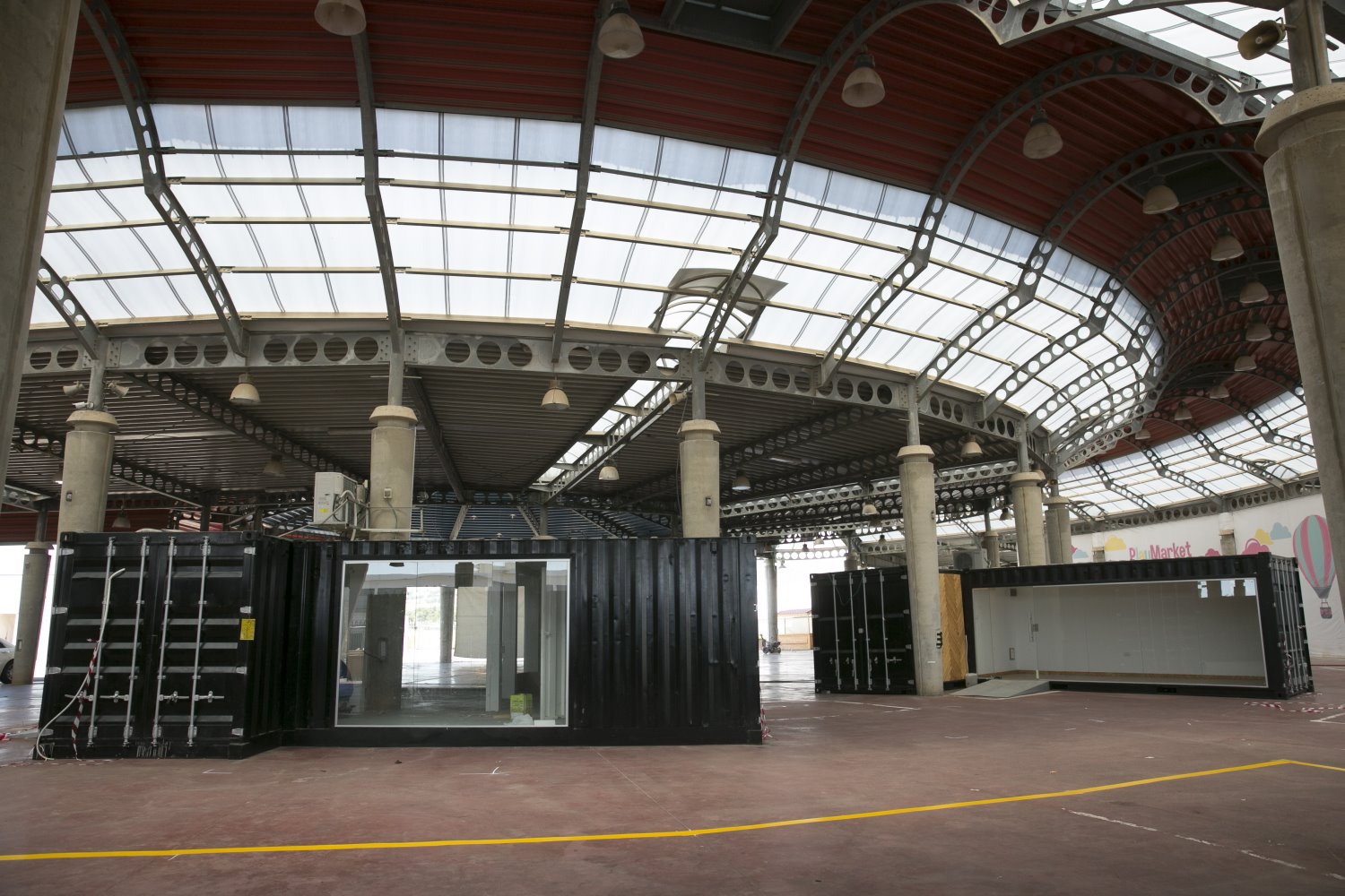 מתחם "שוק פשוט" בעפולה בהקמה. צילום: מיקי אופק