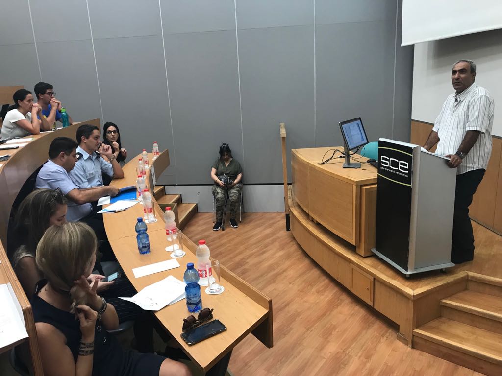 אבשלום דנוך בכנס פעמי עתידים. צילום באדיבות המכללה הטכנולוגית