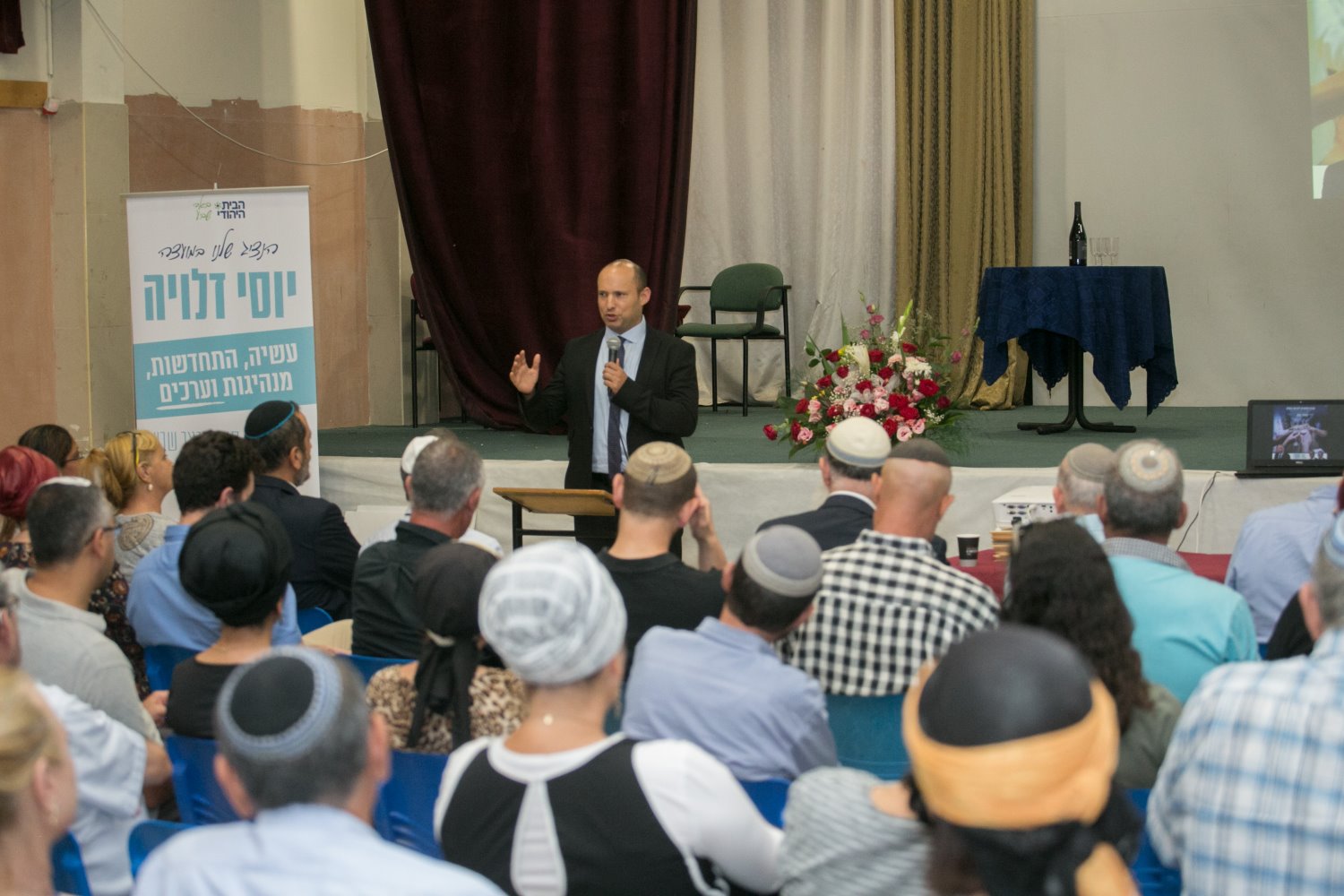 יו"ר הבית היהודי נפתלי בנט באירוע הרמת כוסית בבאר שבע. צילום: נדב מיטלברג