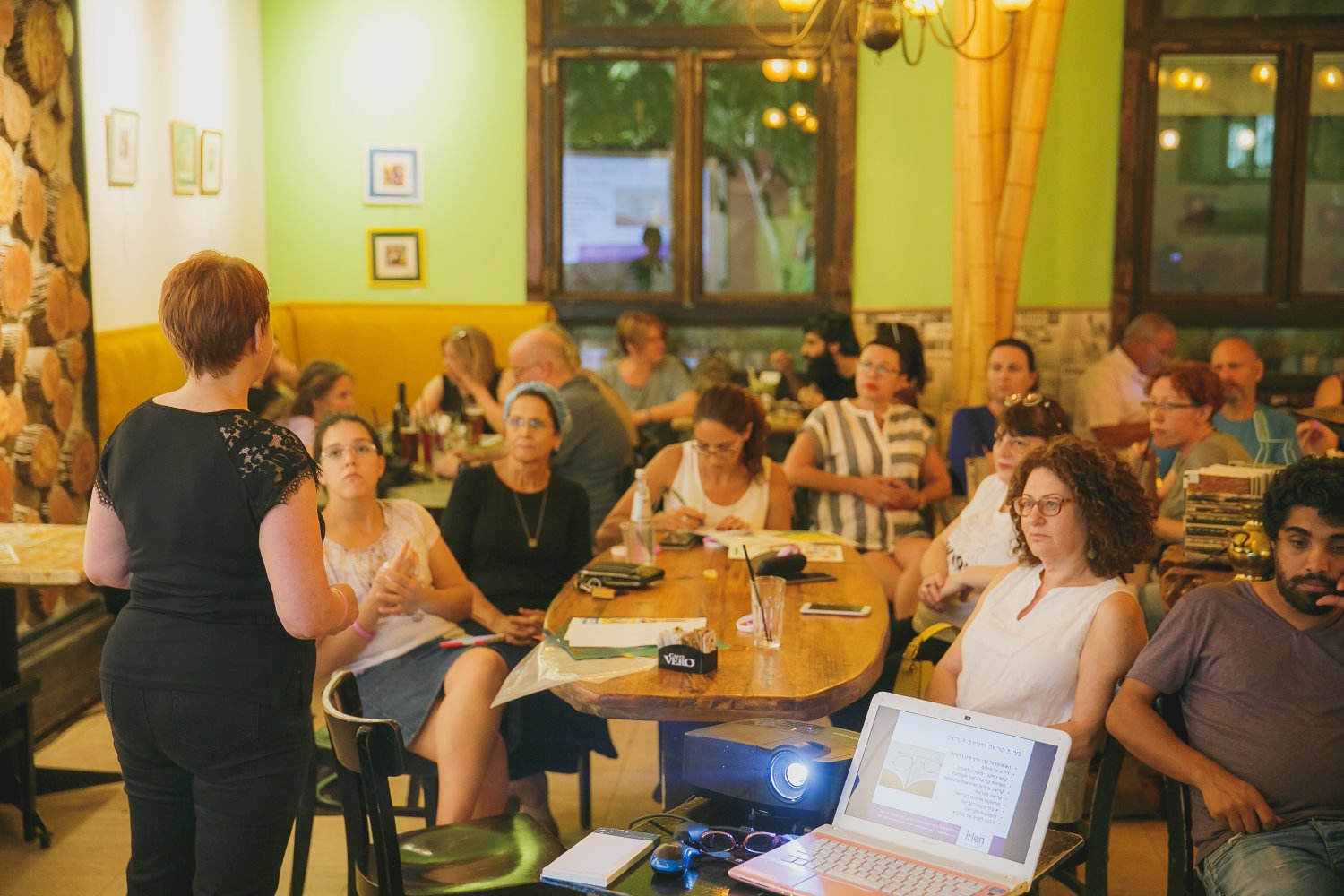 הרצאה בקפה לולה. צילום באדיבות מרכז אירלן - לעוף רחוק