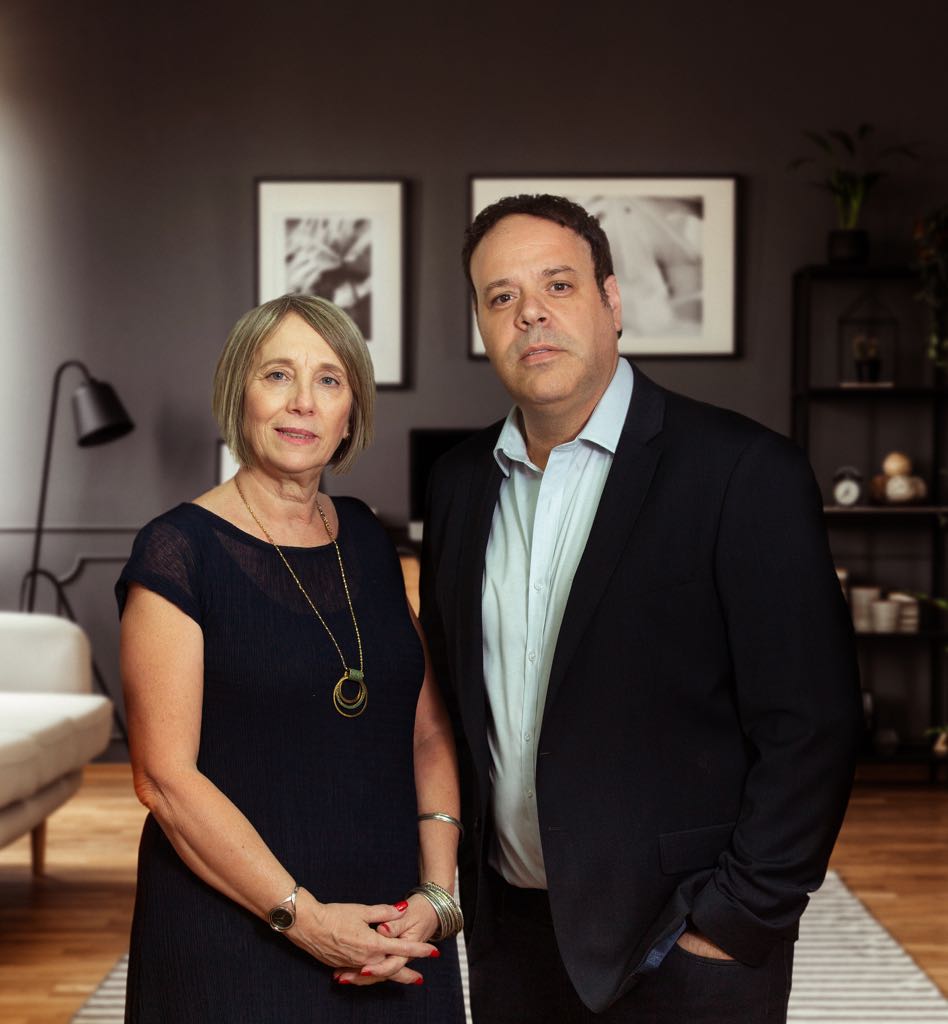 קובי נודלמן עם מס' 2 ברשימתו רותי רובין "אשת חינוך עם קבלות". צילום: יח"צ