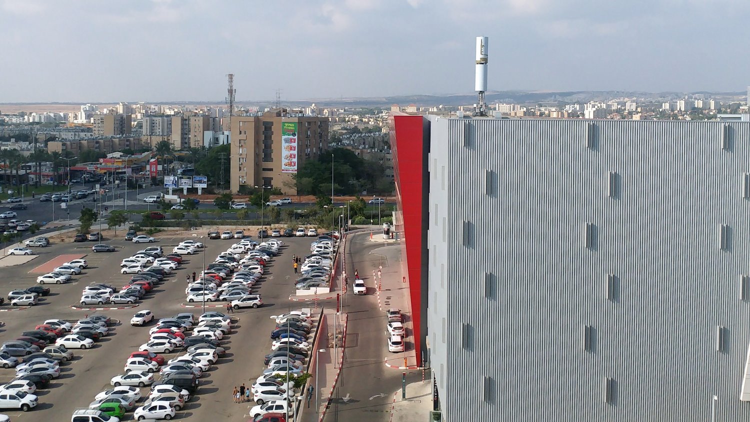 על שטח החניון מתוכננים 3 מגדלים. צילום: שרון טל