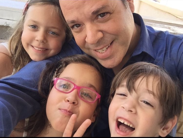 קובי נודלמן ומשפחתו "הבאתי 3 ילדים, חשבתי שאני הולך לנוח, ומצאתי עצמי מעורב מאוד בנעשה ביישוב" צילום: פרטי