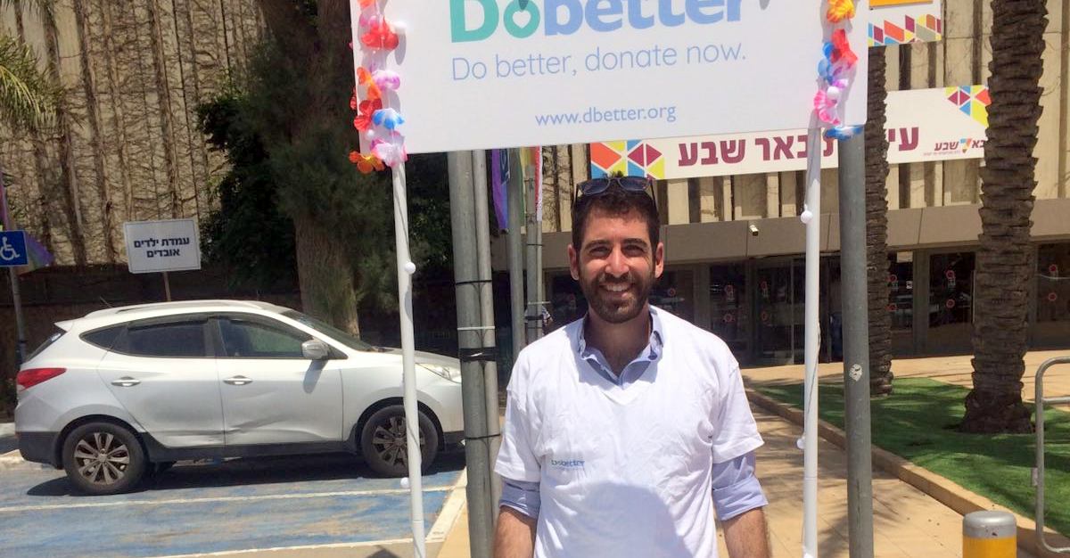 מנכ"ל Dobetter, גיא פפרוביץ, בעמדת התרמה דיגיטלית. צילום: יח"צ Dobetter