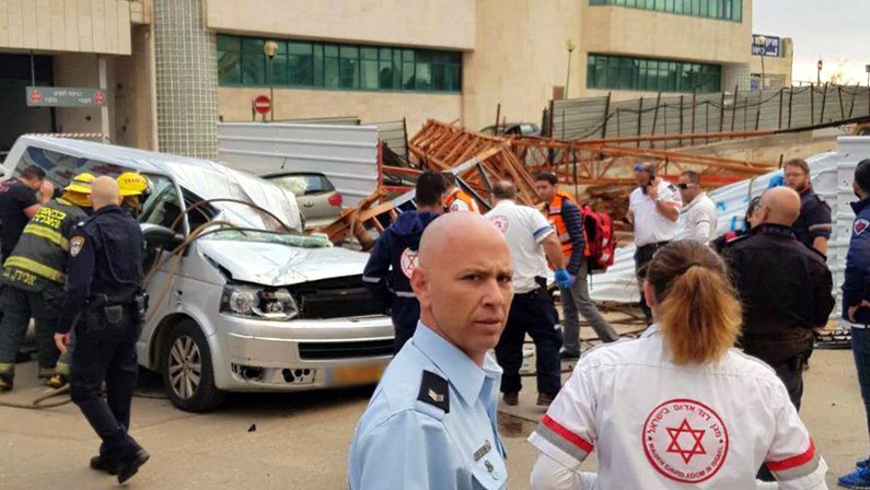 האישה יצאה מהחניון ונמחצה למוות ממנוף שקרס בכפר סבא. צילום:  ארכיון מד"א