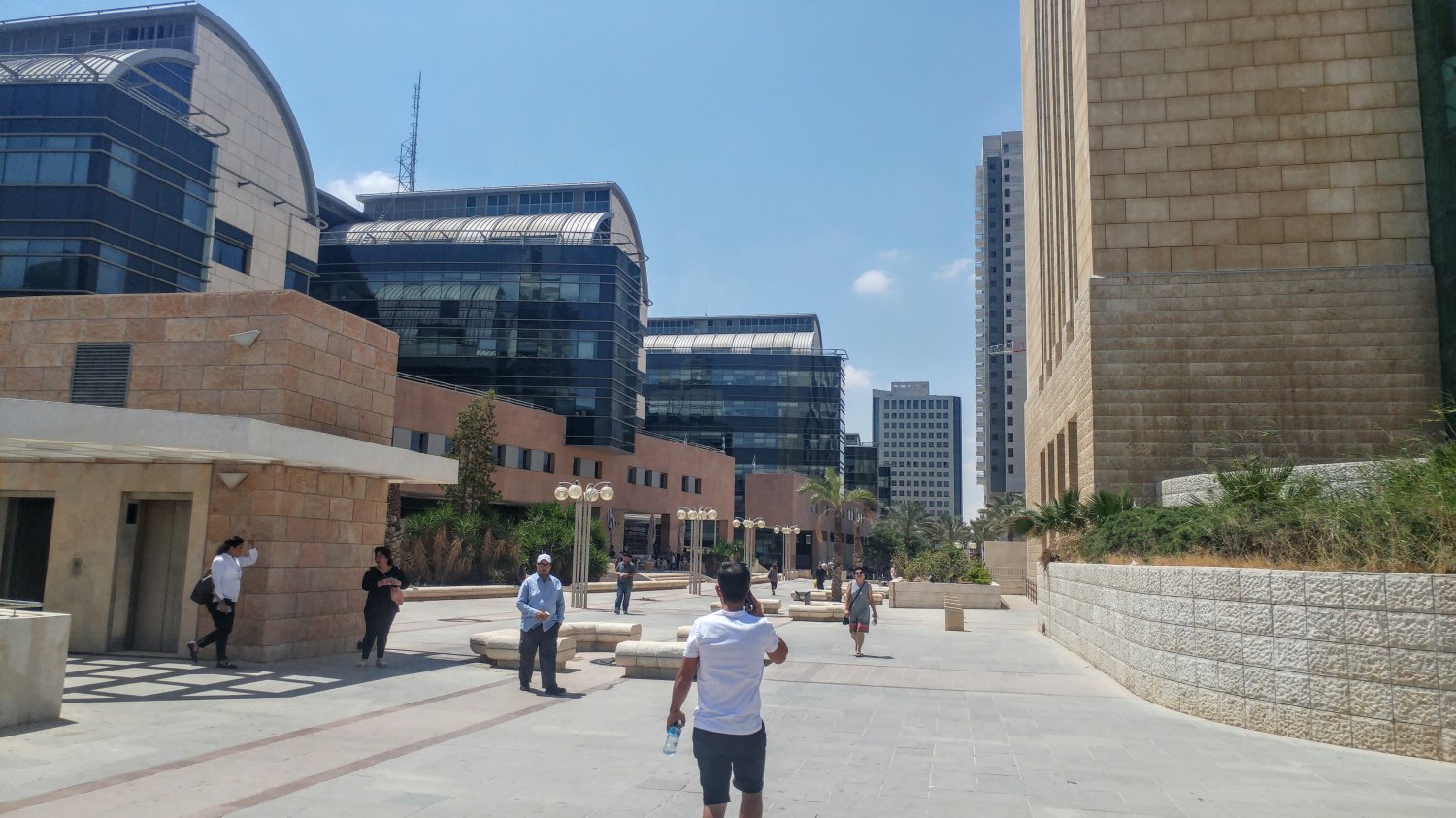 ביקש "שיחה" מעובר אורח בקריית הממשלה, הוביל אותו למקום מבודד ואיים עליו. צילום: שרון טל