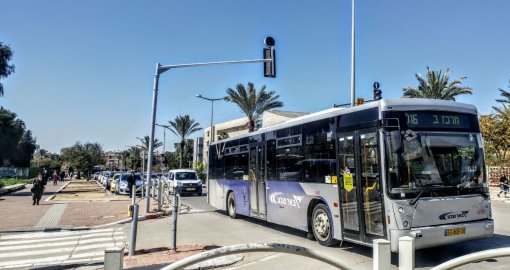 הנוסעים עולים מאחור ולא משלמים על הנסיעה| צילום: שרון טל