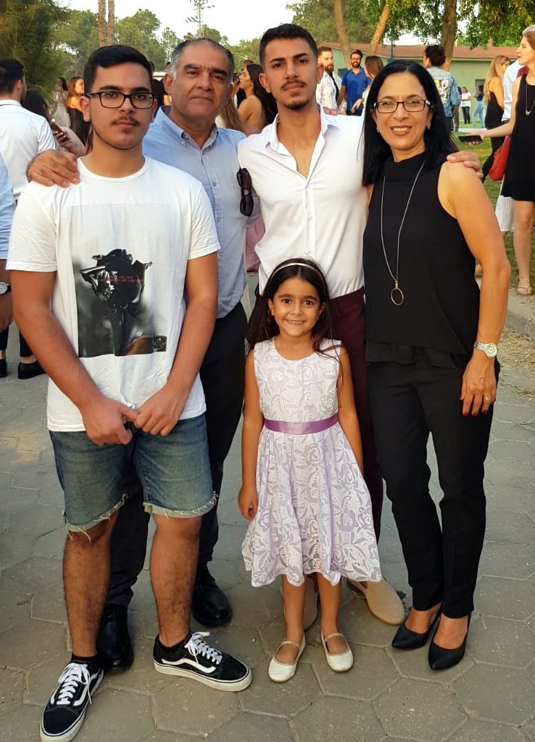 רונית דמרי עייאש ומשפחתה. צילום: פרטי