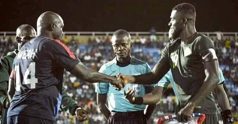 אוגו לוחץ את ידו של וואה. צילום מתוך חשבון הטוויטר של השחקן