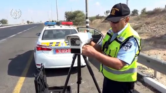  המשטרה מצליבה את לוחית הרישוי עם מסד הנתונים, ונהגים חשודים נתפסים במחסום המשטרתי.  צילום: משטרת ישראל מחוז הדרום 