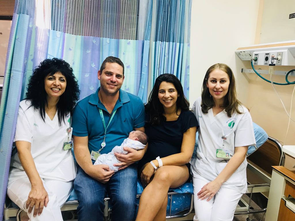 אירנה קוביליוס אחות ביולדות א', אופירה וחזי אזולאי עם הבת שנולדה וכנרת לוי אחות ביולדות א'