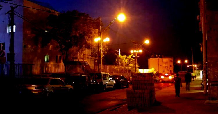 "שלושה רעולי פנים נמלטו לעבר הסמטה". צילום: שרון טל