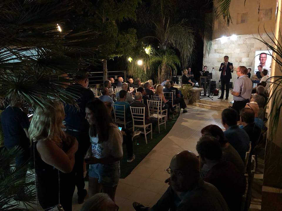 שר הכלכלה אלי כהן בחוג בית עם שלומי שטרית. צילום: פייסבוק