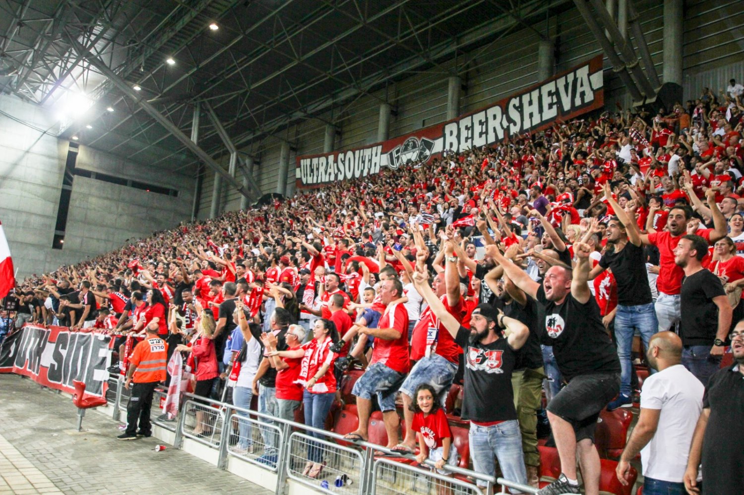 מה אתם עשיתם בזמן שחיכיתם לשריקת הפתיחה? צילום: זאב דיקמן