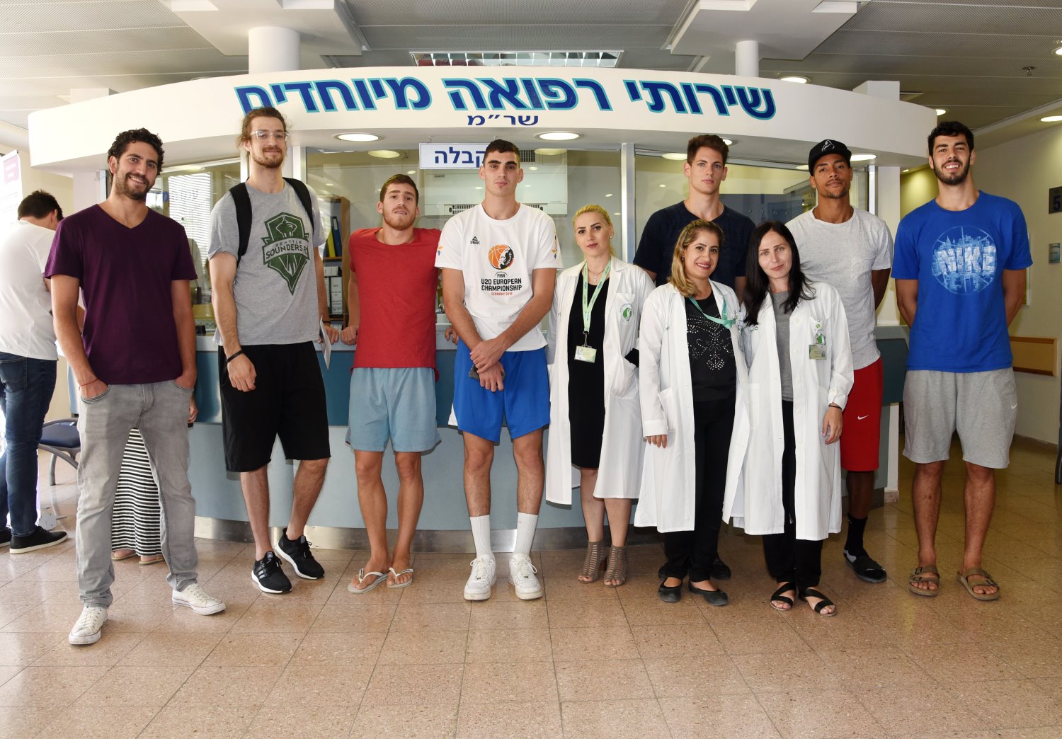שחקני קבוצת הפועל באר שבע/בני שמעון עם צוות מרפאת ספורט בסורוקה. צילום: רחל דוד