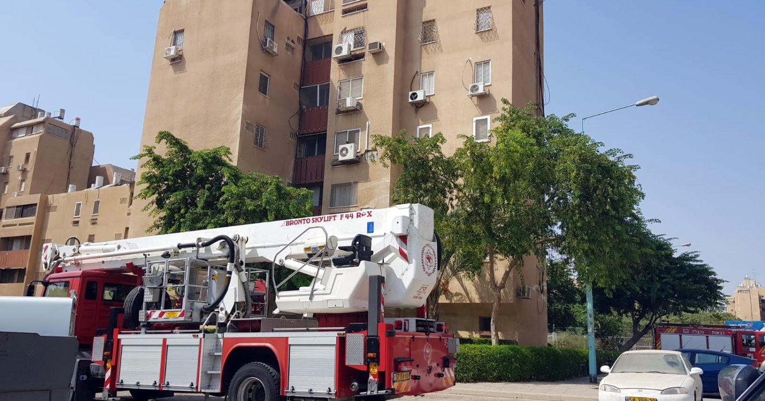 חילוץ מבניין בשכונה ט'. צילום: דוברות כבאות והצלה נגב